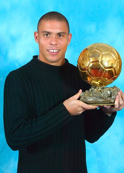 Ronaldo riceve il suo secondo Pallone d’oro il 17 dicembre 2002 (Ap)